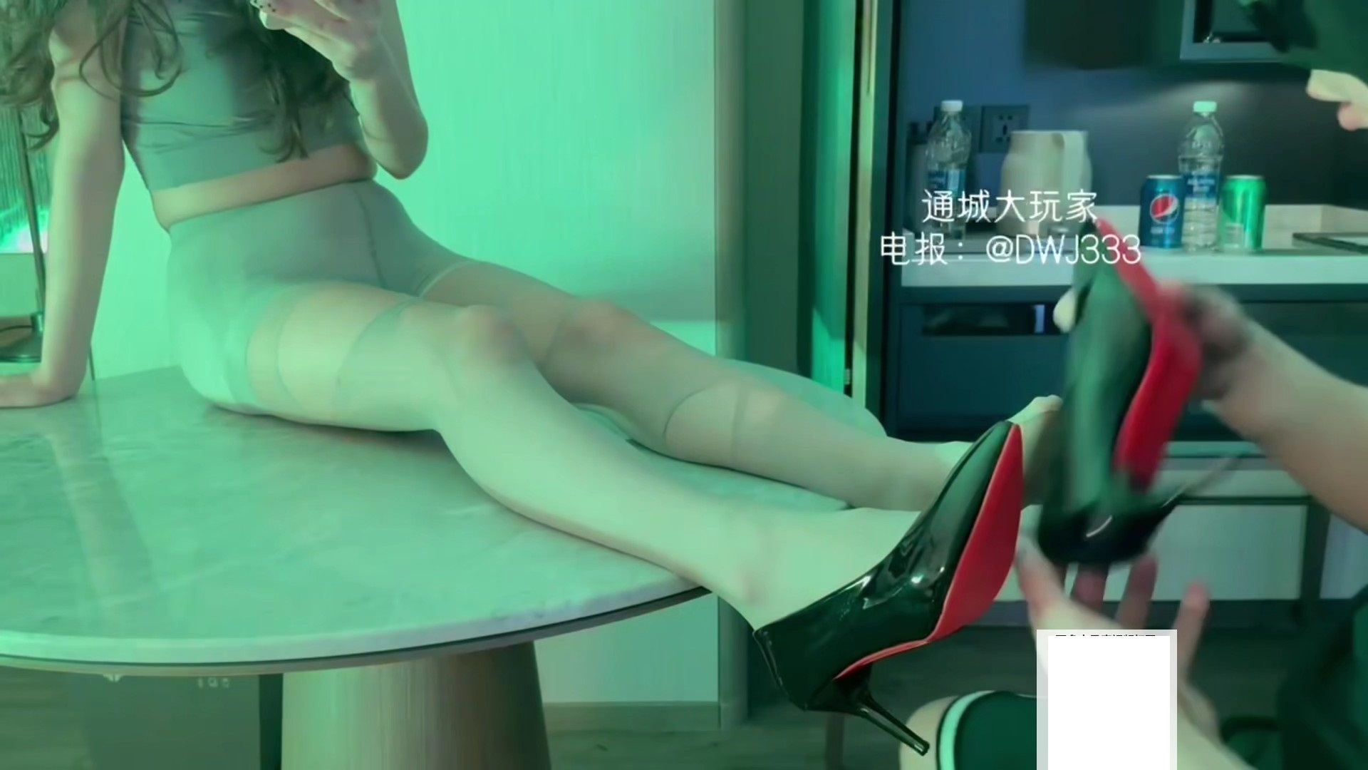 18X真人视频-与高跟鞋姐姐的一夜邂逅-